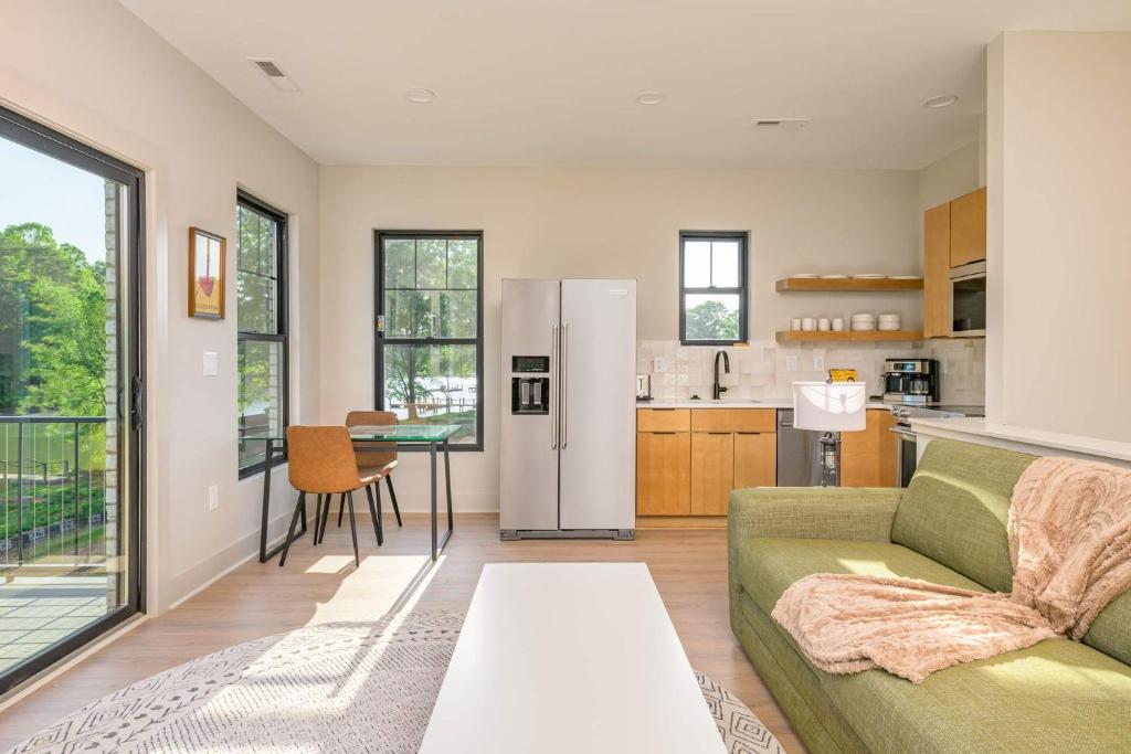 Kuchyň nebo kuchyňský kout v ubytování Energetic Lakeview Loft