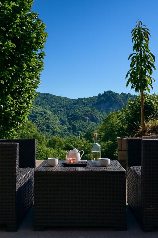 - une table avec une bouteille de vin et un verre dans l'établissement sejour romantique entre mer et ciel, à Porri