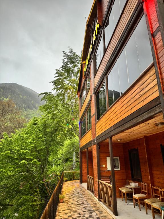 a building with a balcony with a table and chairs at Mavera Suite in Uzungöl