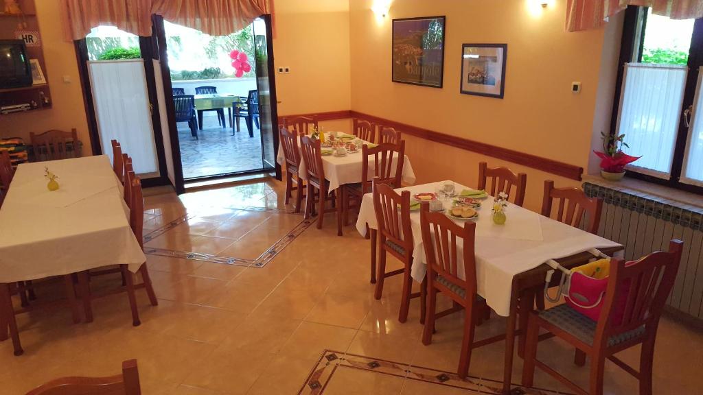 Restaurace v ubytování Bed & Breakfast Banjole