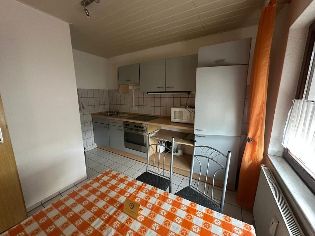 ノイヴィートにあるApartment in Neuwiedの小さなキッチン(テーブル、椅子付)