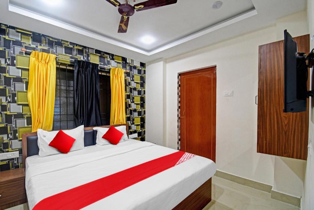Postel nebo postele na pokoji v ubytování Hotel O Shri Ashirbad Palace
