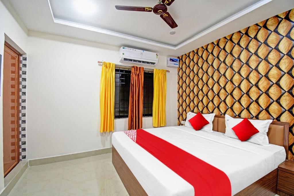 Postel nebo postele na pokoji v ubytování Hotel O Shri Ashirbad Palace