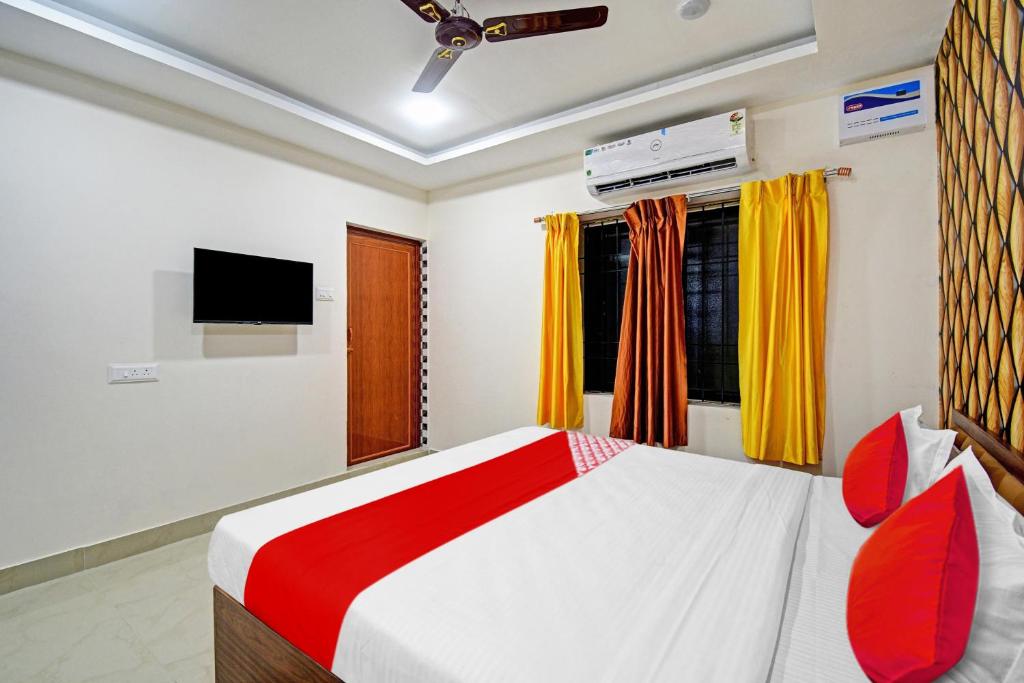 Postel nebo postele na pokoji v ubytování Hotel O Shri Ashirbad Palace