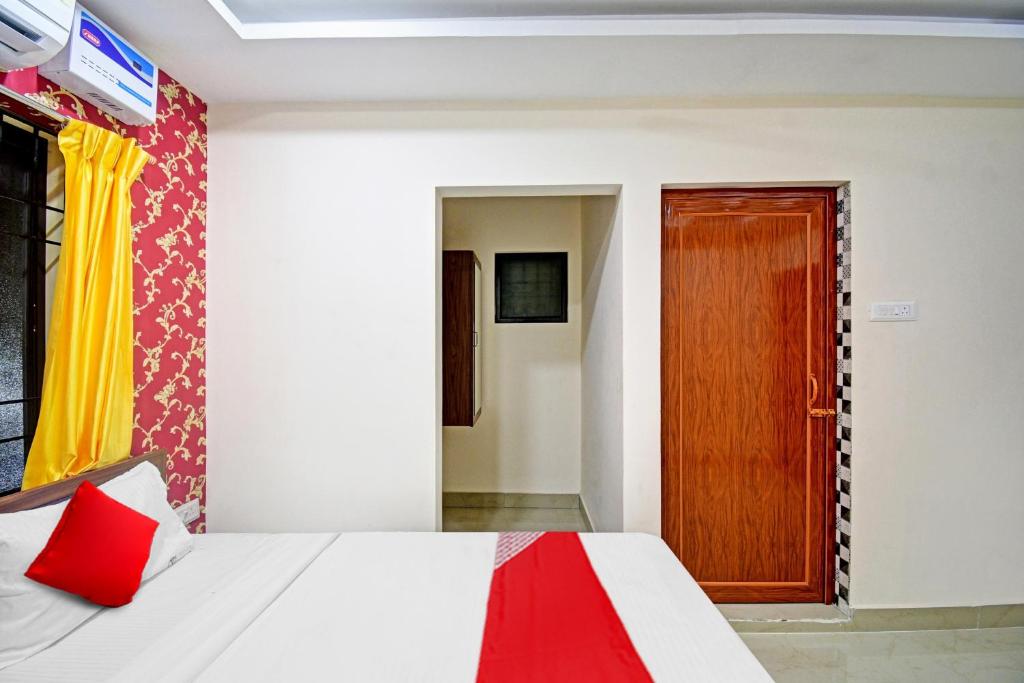 Postel nebo postele na pokoji v ubytování Hotel O Shri Ashirbad Palace