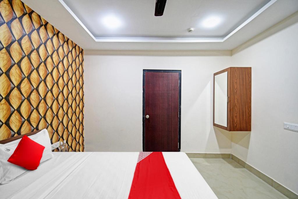 Postel nebo postele na pokoji v ubytování Hotel O Shri Ashirbad Palace