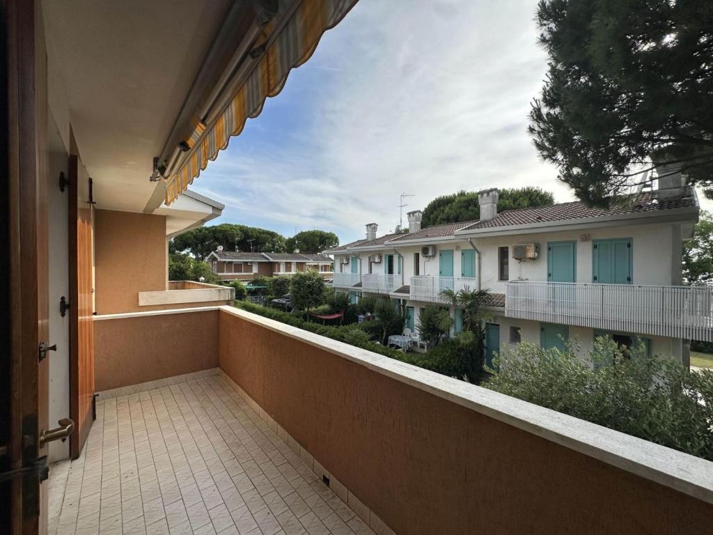 Bibione PinedaにあるRelax in quiet Bibione Pinedaの家並みを望むバルコニー