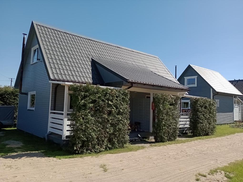 a house with ivy growing on the side of it at Bałtyckie Siedlisko in Jarosławiec
