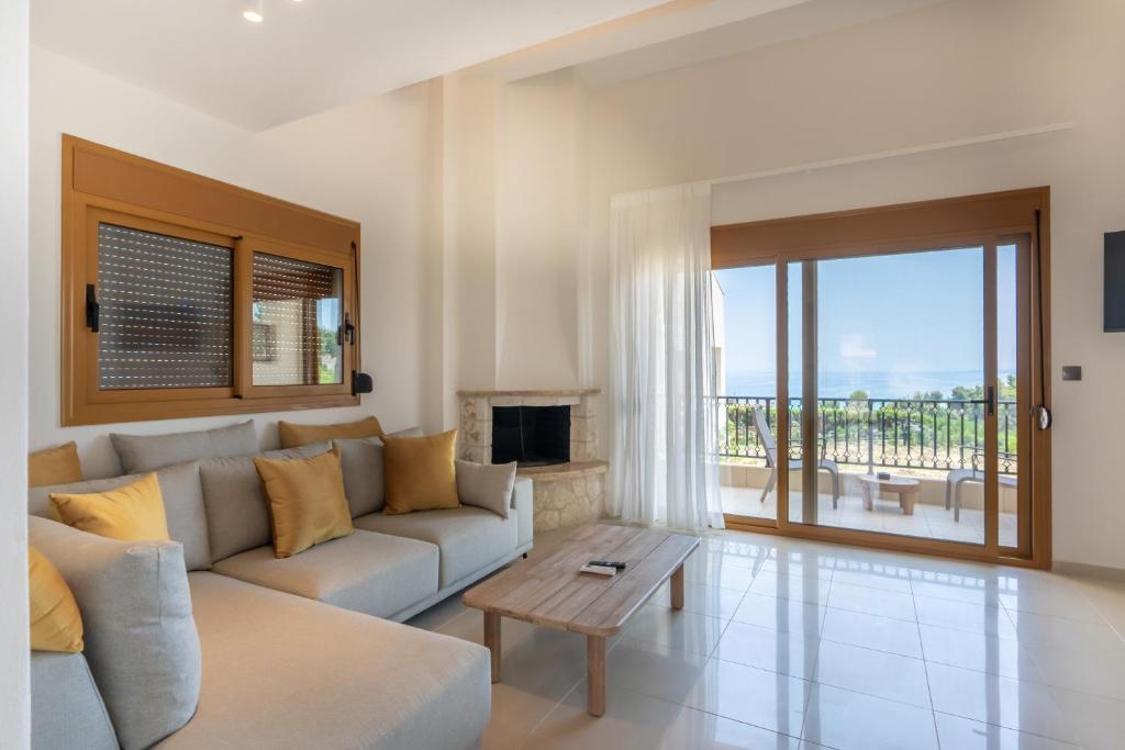 TV a/nebo společenská místnost v ubytování Helios Blue Villas Kassandra