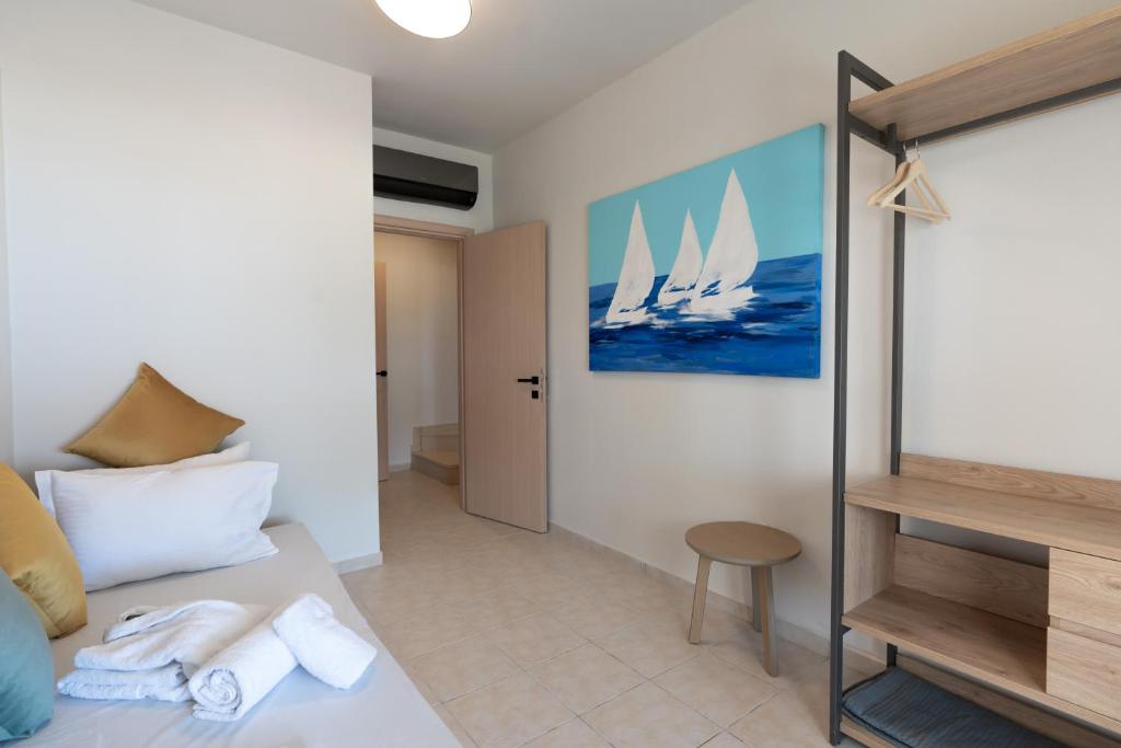 Postel nebo postele na pokoji v ubytování Helios Blue Villas Kassandra