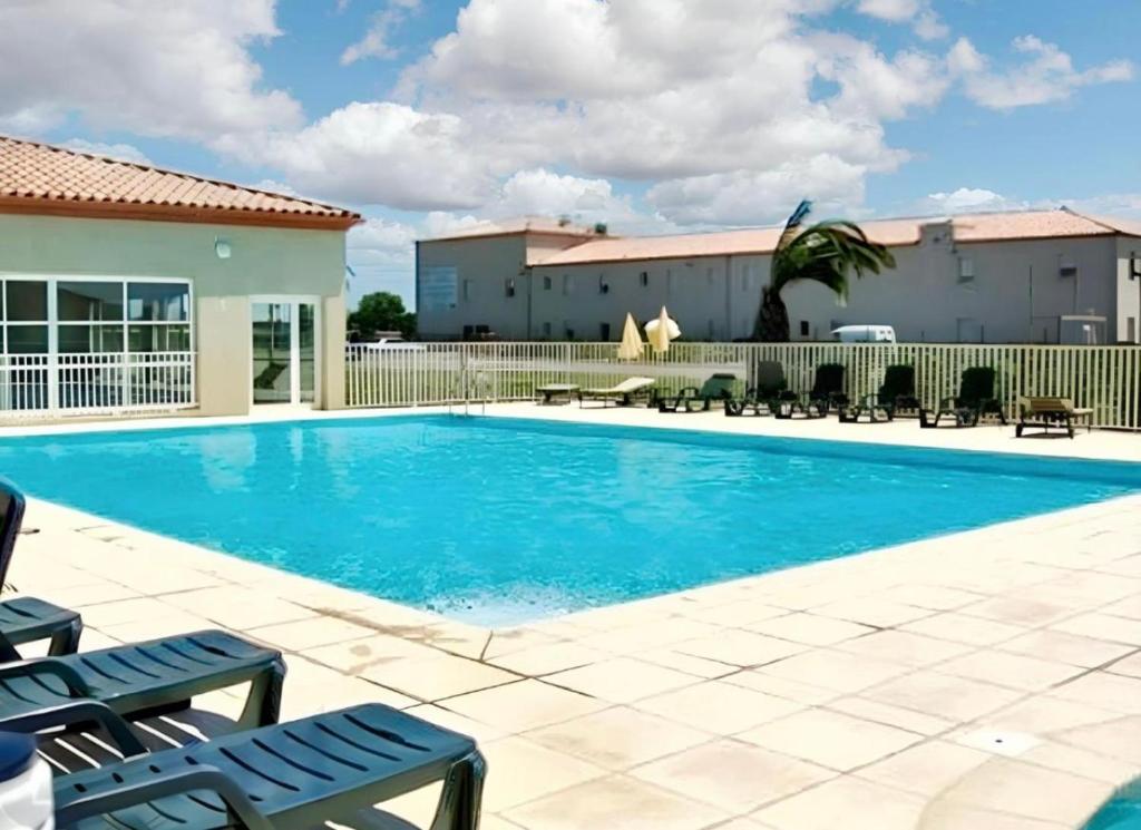 Bazén v ubytování La Camargue bohème nebo v jeho okolí