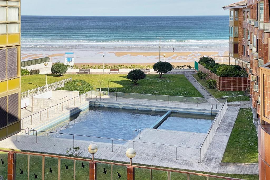 basen z plażą w tle w obiekcie ATeRiAN MANDABIDE w mieście Zarautz