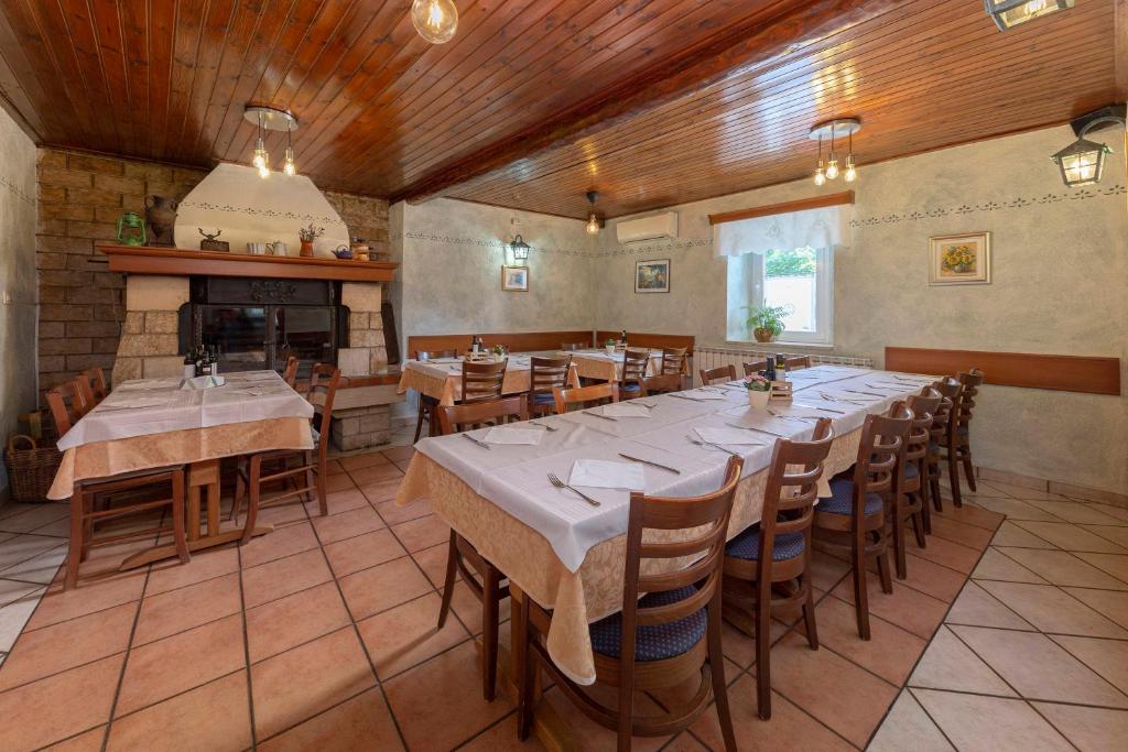 Restaurace v ubytování Ražman Wine Rooms