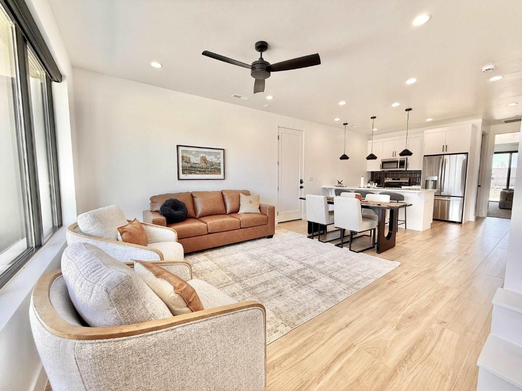 Χώρος καθιστικού στο Desert townhome in Kanab Utah Near Zion