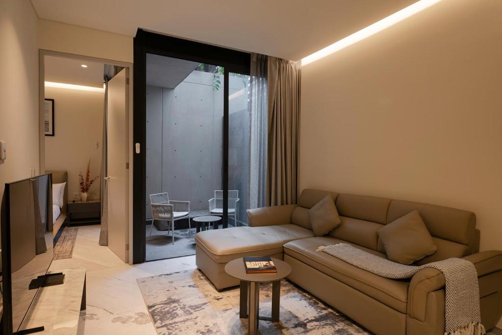 a living room with a couch and a table at Edgar Allan Poe 227 By Ömora in Mexico City