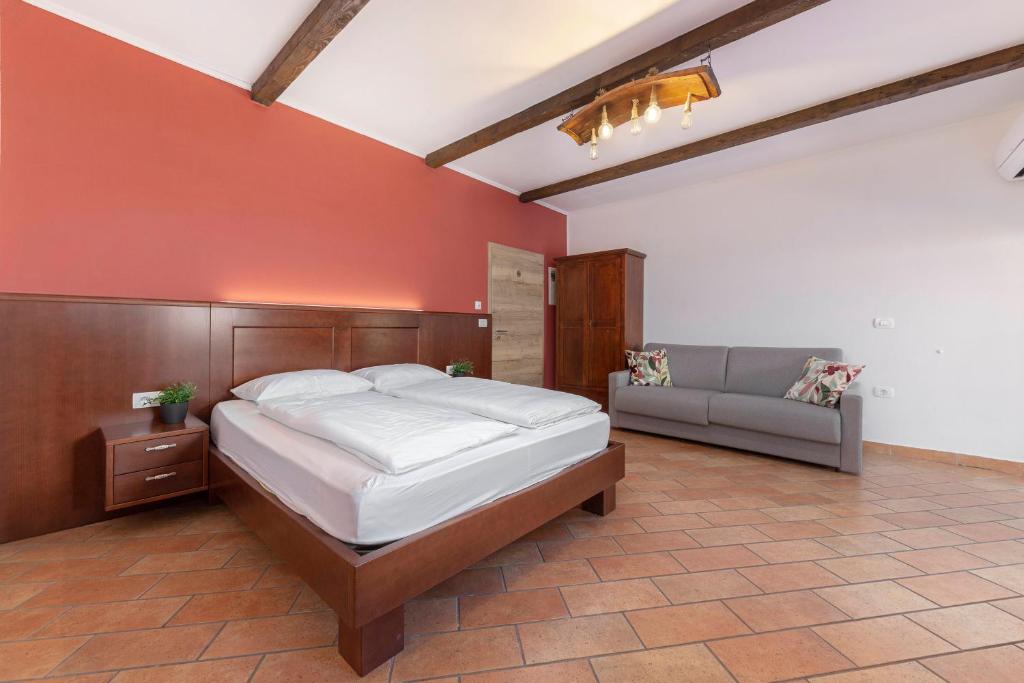 Postel nebo postele na pokoji v ubytování Ražman Wine Rooms
