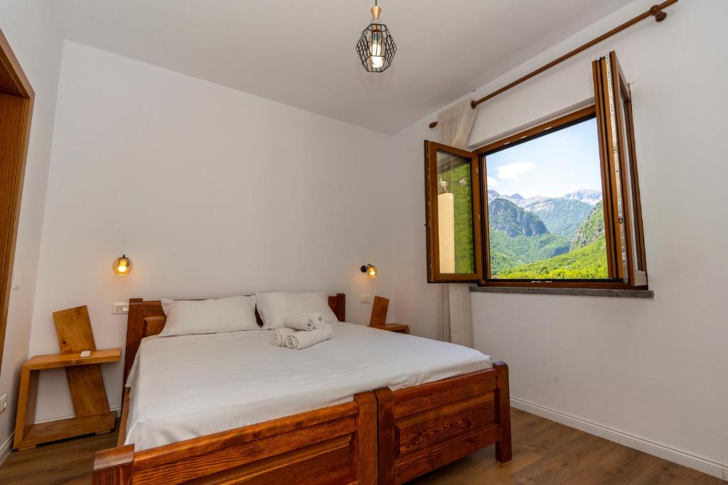 Postel nebo postele na pokoji v ubytování Guesthouse Véni i Gjyshit