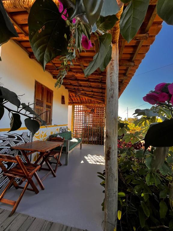 Aed väljaspool majutusasutust Chalés Vila Jasmim Caraíva bahia