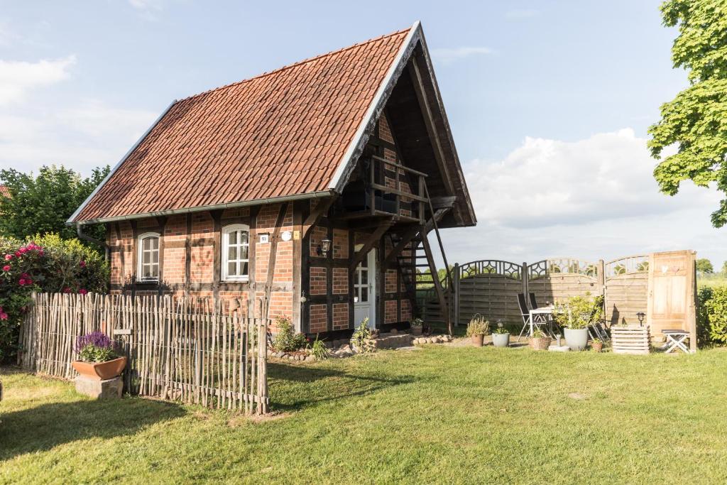 an old house with a gambrel roof at Fachwerk-Treppenspeicher, Ruhe auf dem Land, Haustiere willkommen, Leihfahrräder, 24-7 check in in Kirchlinteln