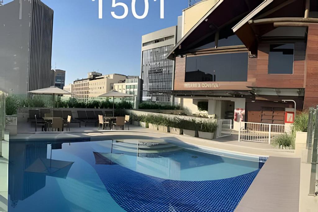 una piscina en la azotea de un edificio en Studio 1501, en Río de Janeiro