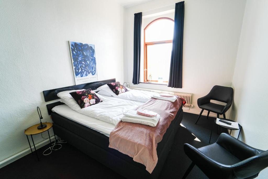 Postel nebo postele na pokoji v ubytování Hotel Phønix Brønderslev