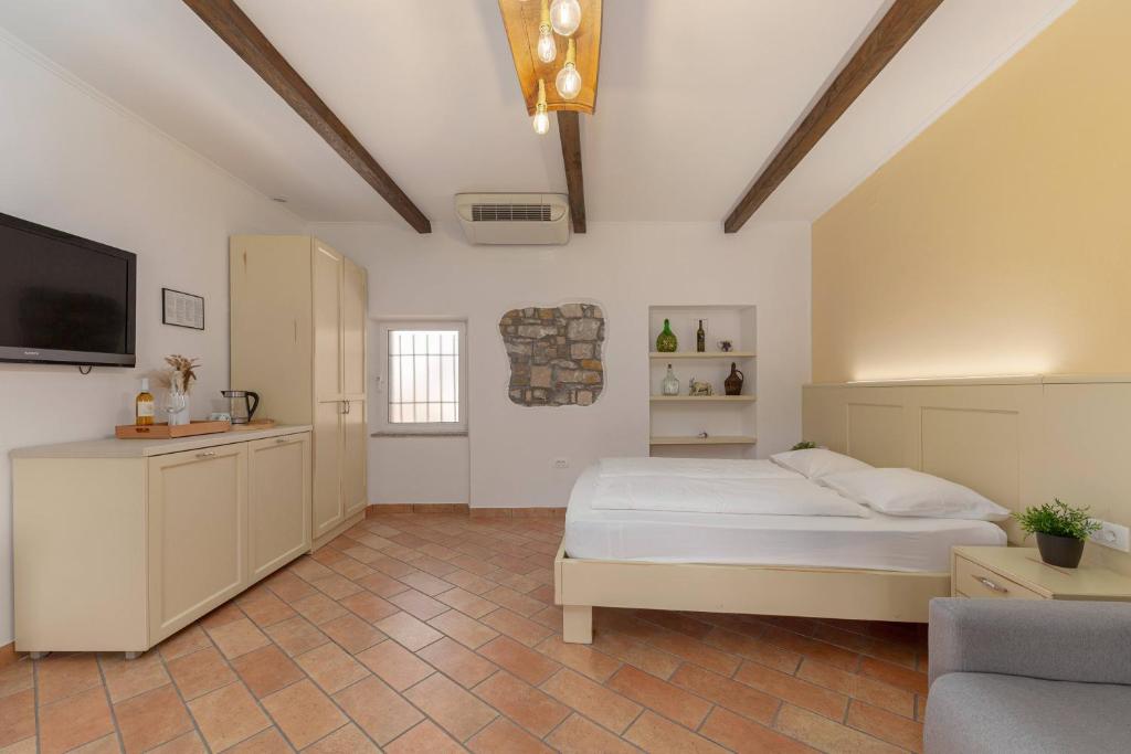 Postel nebo postele na pokoji v ubytování Ražman Wine Rooms