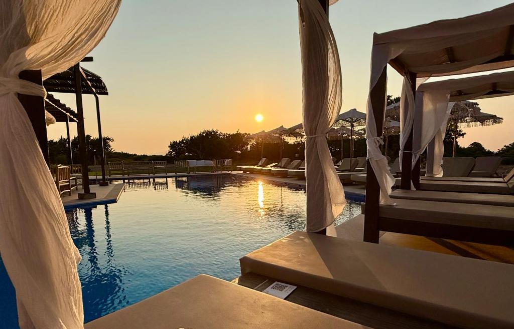 Kolam renang di atau dekat dengan Aethrion Villas & Suites