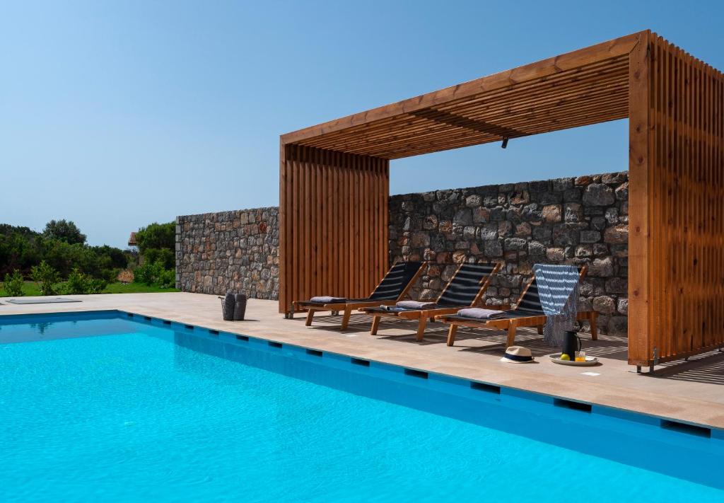 Kolam renang di atau dekat dengan Aethrion Villas & Suites