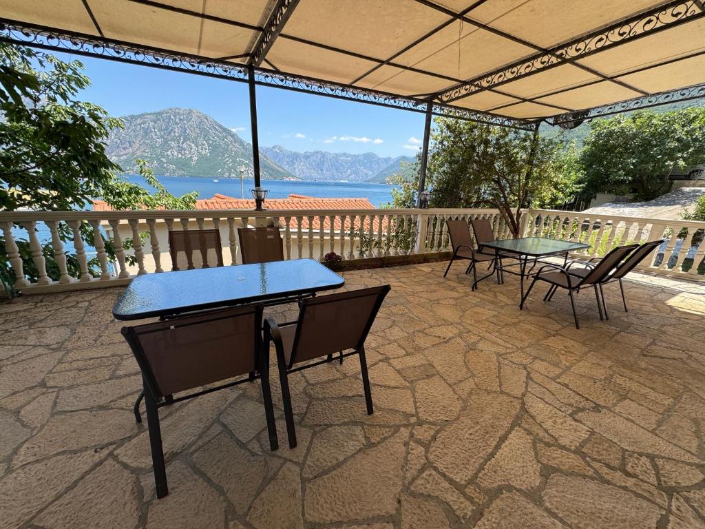 Apartments Morinj - Housity
