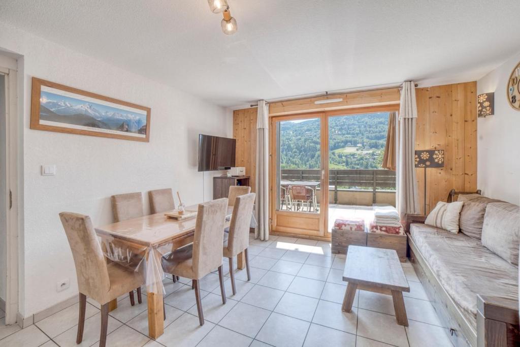 un salon avec une table, des chaises et un canapé dans l'établissement Duplex familial - Piscine intérieure, à Saint-Gervais-les-Bains