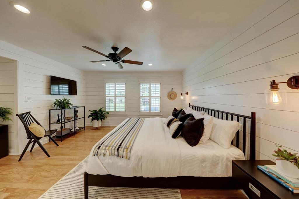 a bedroom with a bed and a ceiling fan at Wanderers Retreat House in Comfort