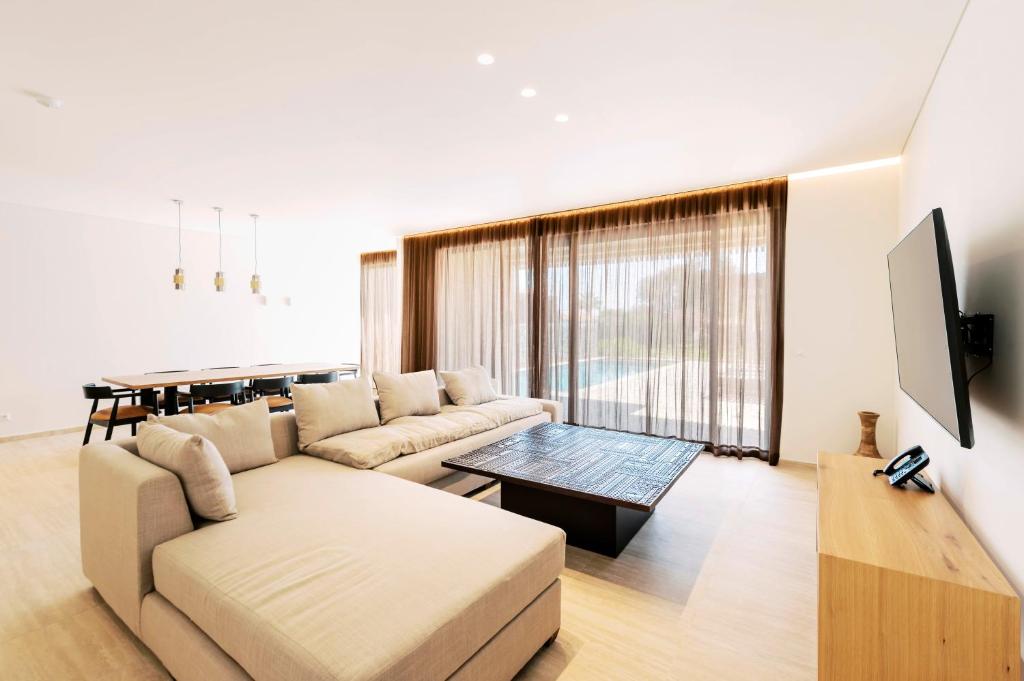 Televisyen dan/atau pusat hiburan di Aethrion Villas & Suites