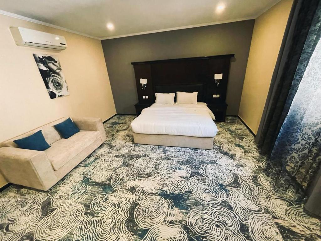 Postel nebo postele na pokoji v ubytování اجنحة الطائف للشقق المخدومة - Al Taif Suites