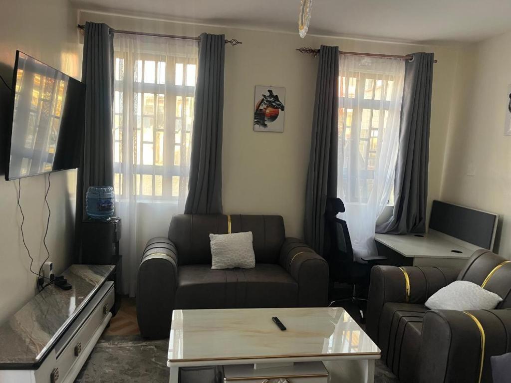Istumisnurk majutusasutuses Sahel Executive Studio apartment with separated kitchen and bathroom in another section for cheap accommodation in Elgon View near Eldoret sports club,Rapha Hospital, Naivas supermarket, rupha mall, and Eldoret International Airport