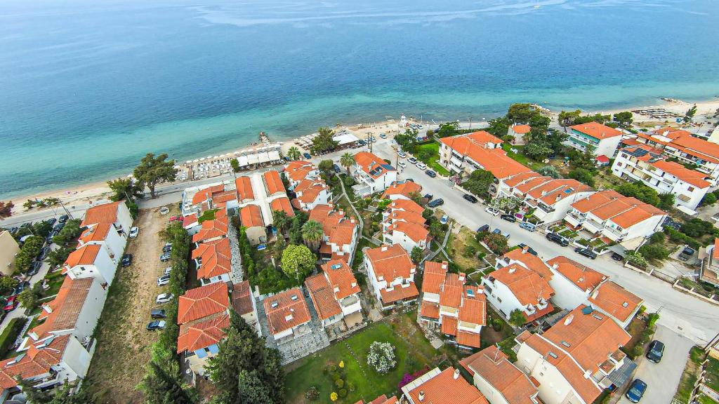 une vue aérienne sur une ville aux toits rouges dans l'établissement D&D's Casa, à Nikiti