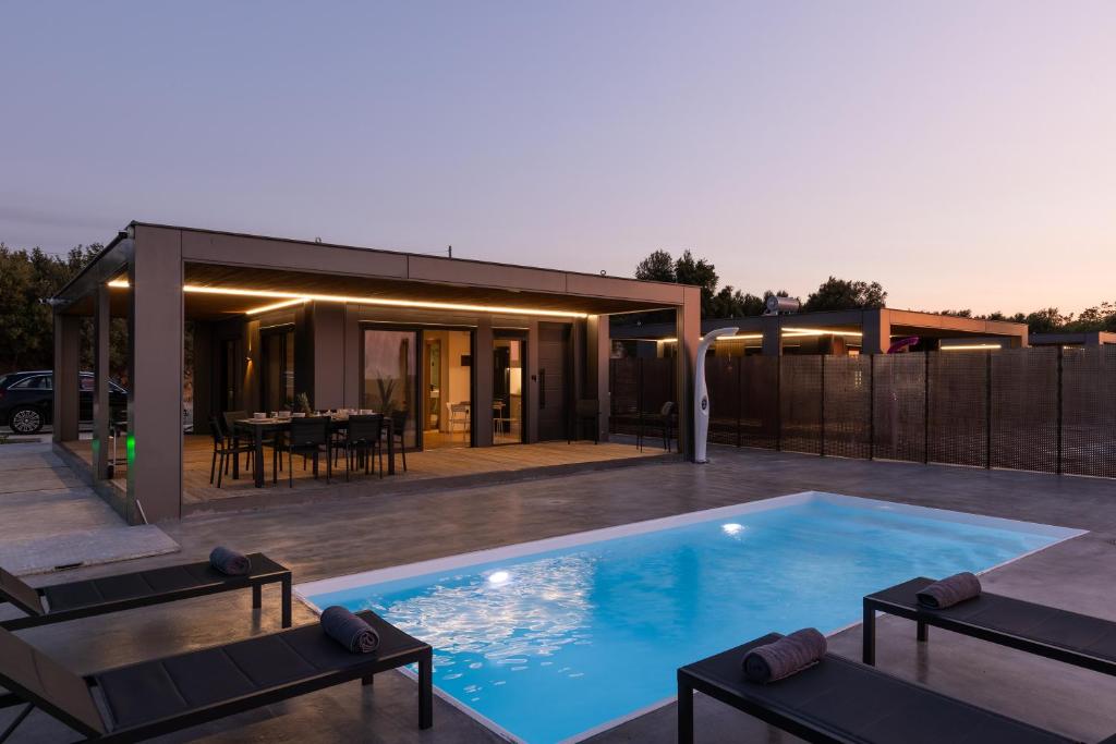 Πισίνα στο ή κοντά στο Moirai Pavilions Luxury Villas