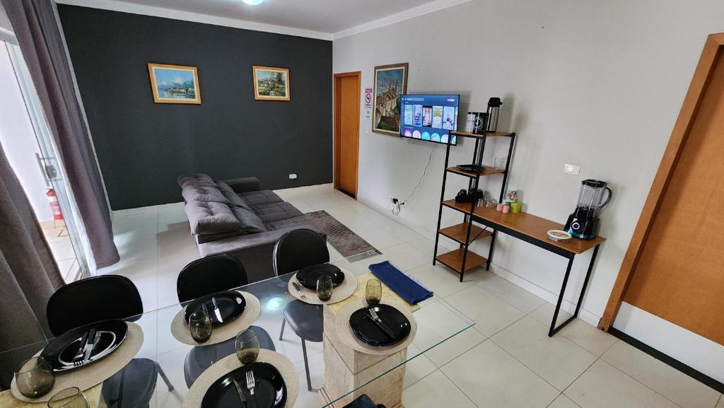 a living room with a glass table and a couch at Casa Aconchegante, 8 pessoas, 2vagas grandes in Maringá