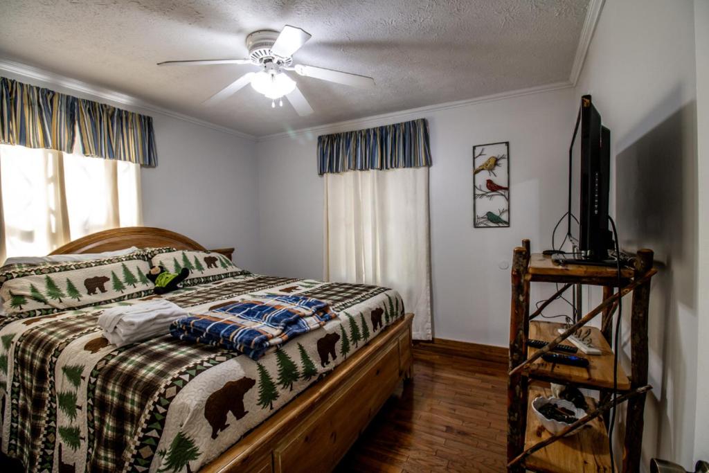 Ένα ή περισσότερα κρεβάτια σε δωμάτιο στο Hillside Hideaway By Avada Properties