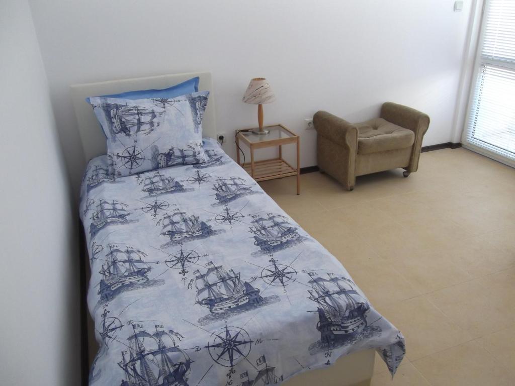 ブルガスにあるApartment Sredna Goraのベッドルーム1室(ベッド1台、白黒の掛け布団付)
