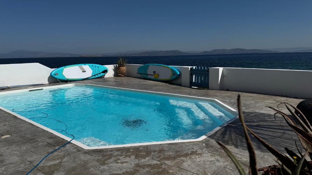 Bazén v ubytování NV seafront Villa Aegina nebo v jeho okolí
