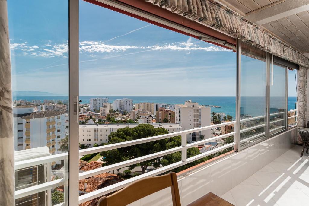 un balcón con vista al mar en Azul Horizonte with a pool, en Benalmádena