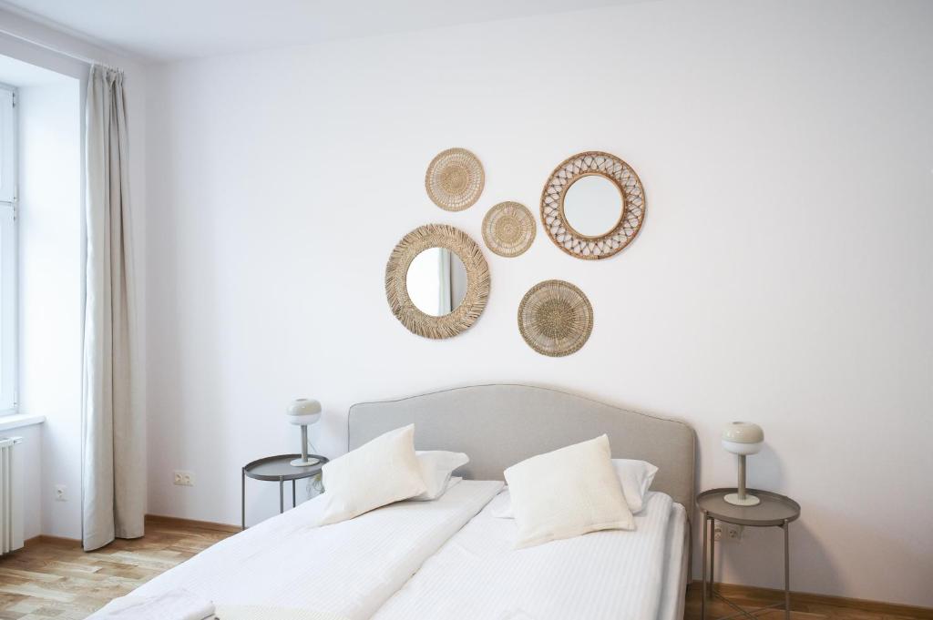 Postel nebo postele na pokoji v ubytování Meidling Living Spaces