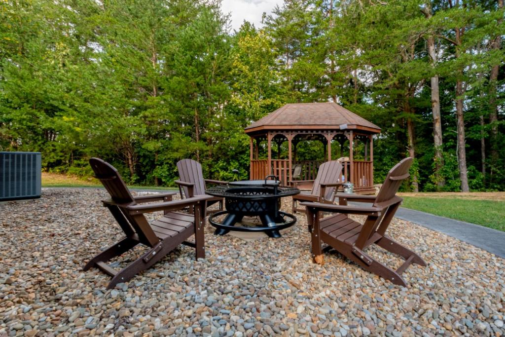 een groep stoelen en een tafel en een prieel bij Fantastic Mr. Fox By Avada Properties in Pigeon Forge