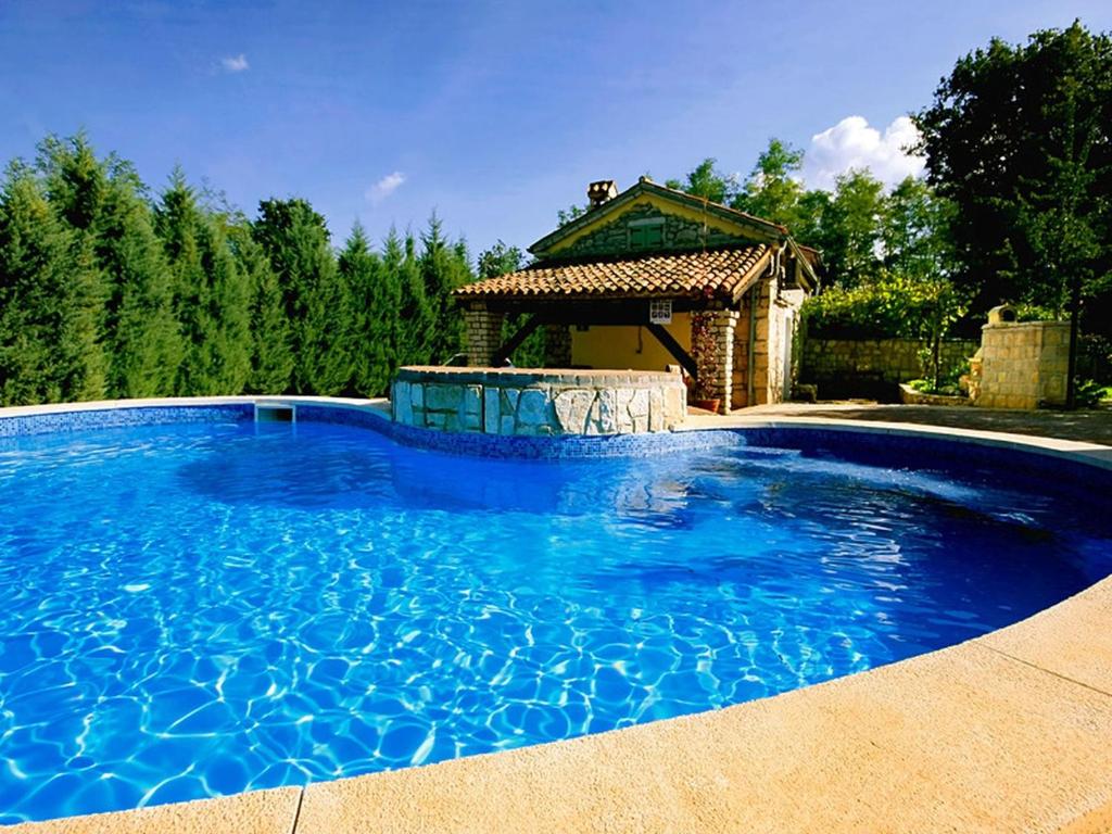 Cozy Holiday Home in zupanici with Swimming Pool