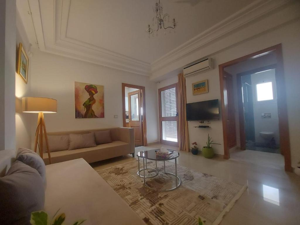 Μια τηλεόραση ή/και κέντρο ψυχαγωγίας στο Appartement moderne à Ain Zaghouan - Calme & confort assuré