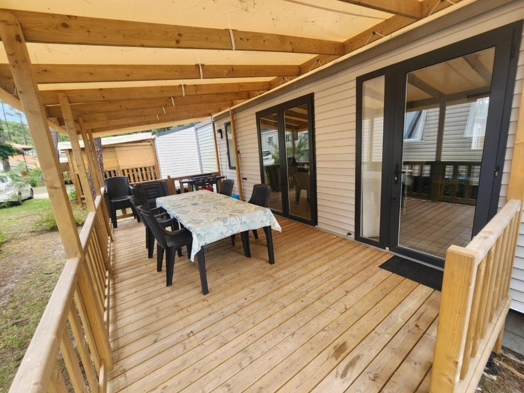 Patio nebo venkovní prostory v ubytování Mobilhome dans les Pins