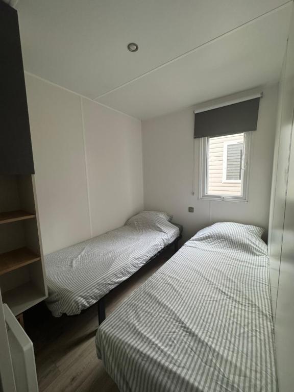 Postel nebo postele na pokoji v ubytování Mobilhome dans les Pins