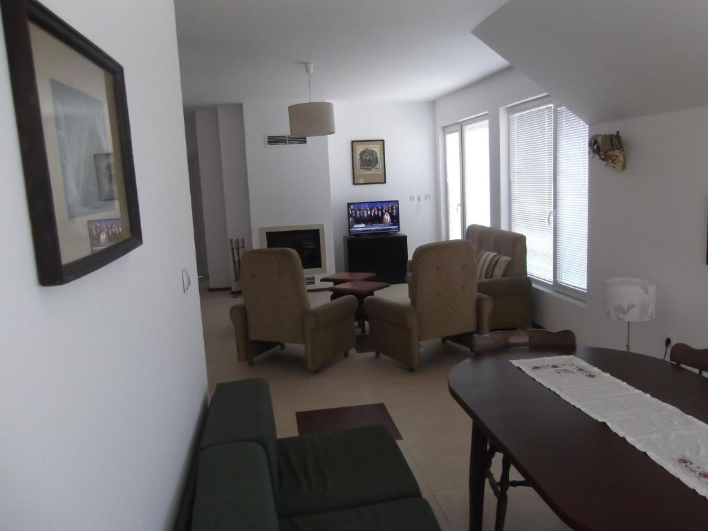 A seating area at Apartment Sredna Gora