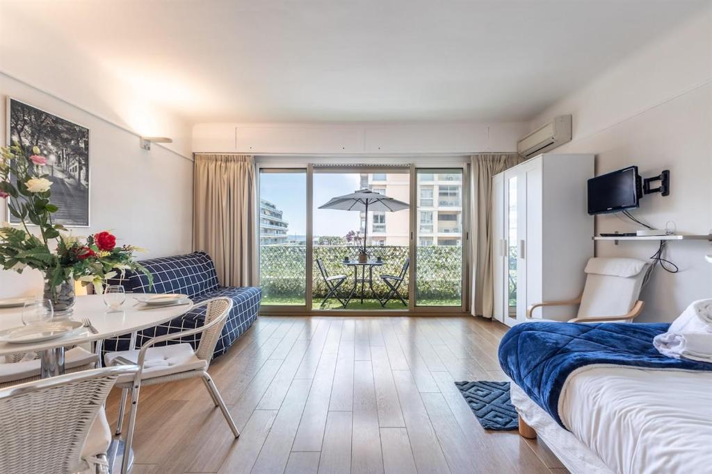 une chambre d'hôtel avec un lit, une table et un canapé dans l'établissement Appart 1 pièce pointe de la Croisette à cannes, à Cannes