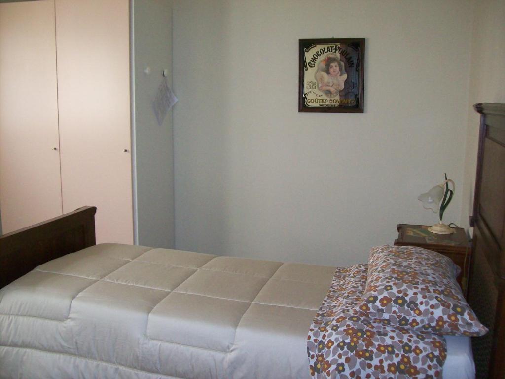 una camera con un letto e una foto appesa al muro di La Bottega Del Falegname a Vanzaghello